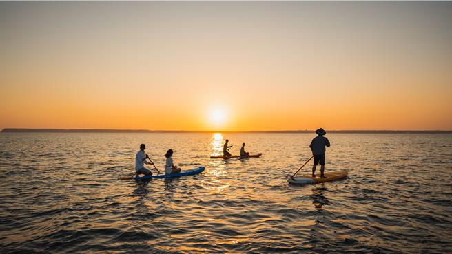 在海上觀賞澎湖西嶼壯麗的自然美景，體驗SUP立槳行程，是享受休閒時光的好去處。（蠔野人育樂提供／陳祐誠台北傳真）
