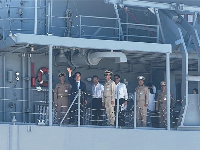 賴清德登上鄭和軍艦視察。（游念育攝）