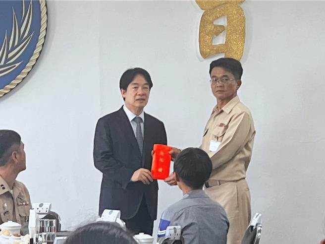 賴清德勗勉海軍146艦隊，並頒發加菜金。（游念育攝）
