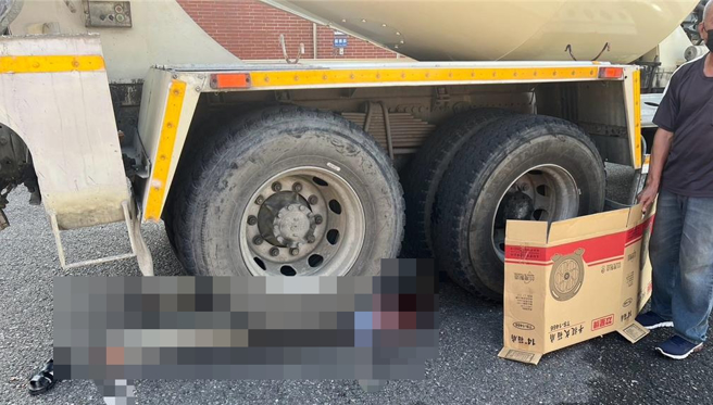 郭妇卡在预拌混凝土车后轮，头部破裂，当场死亡。（民眾提供／宝智华台南传真）