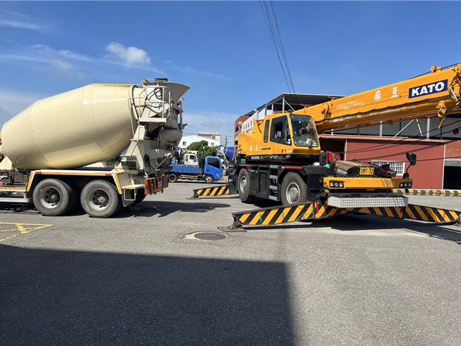 吊车赶至协助善后。（民眾提供／宝智华台南传真）