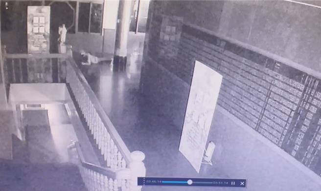 向妈祖借胆！桃园市中坜区的信仰中心仁海宫，日前遭一名26岁黄姓男子，凌晨闯入庙内行窃，触发警报后，连滚带爬的逃离，荒唐过程全被监视器拍下，中坜警分局获报后，8小时内锁定黄嫌身分带回侦办，讯后依加重窃盗未遂罪嫌移请桃园地检署侦办。（仁海宫提供／廖姮玥桃园传真）