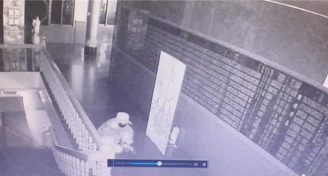 向妈祖借胆！桃园市中坜区的信仰中心仁海宫，日前遭一名26岁黄姓男子，凌晨闯入庙内行窃，触发警报后，连滚带爬的逃离，荒唐过程全被监视器拍下，中坜警分局获报后，8小时内锁定黄嫌身分带回侦办，讯后依加重窃盗未遂罪嫌移请桃园地检署侦办。（仁海宫提供／廖姮玥桃园传真）