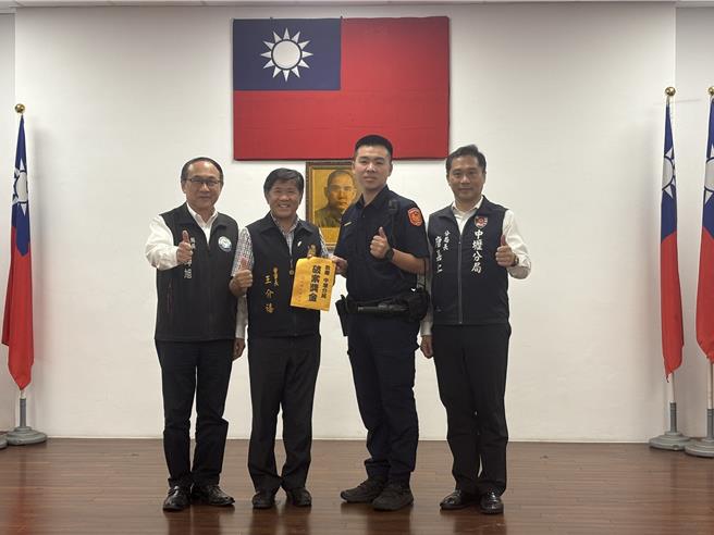 向妈祖借胆！桃园市中坜区的信仰中心仁海宫，日前遭一名26岁黄姓男子，凌晨闯入庙内行窃，触发警报后，连滚带爬的逃离，荒唐过程全被监视器拍下，中坜警分局获报后，8小时内锁定黄嫌身分带回侦办，讯后依加重窃盗未遂罪嫌移请桃园地检署侦办。（廖姮玥摄）