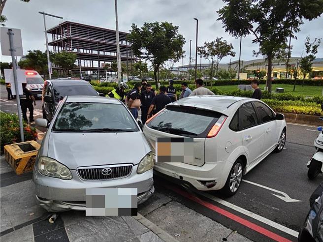 台中市北屯区5日下午发生1起酒驾拒捕案，45岁郑姓驾驶不仅倒车衝撞员警甚至逆向逃逸，员警对轮胎连开12枪才停止，而后方3车驾驶见义勇为开车拦堵郑嫌去路，警民合力逮人。（民眾提供／潘虹恩台中传真）