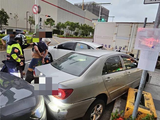 台中市北屯区5日下午发生1起酒驾拒捕案，45岁郑姓驾驶不仅倒车衝撞员警甚至逆向逃逸，员警对轮胎连开12枪才停止，而后方3车驾驶见义勇为开车拦堵郑嫌去路，警民合力逮人。（民眾提供／潘虹恩台中传真）