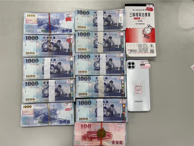 警方侦办一起6旬妇人遭诈骗案，循线查获5名年过半百车手及赃款112万8450元。(民眾提供／曹婷婷台南传真)