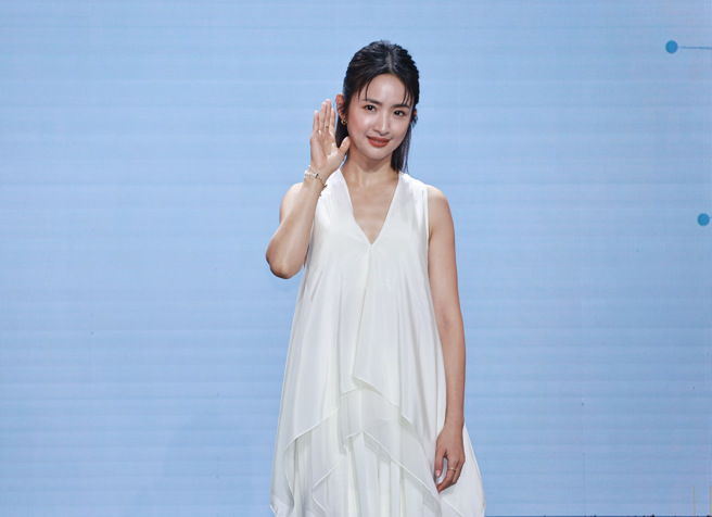 林依晨6日出席代言保险商品记者会。（罗永铭摄）