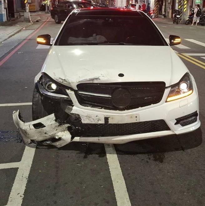 肇事宾士车保杆受损。（芦洲警分局提供）