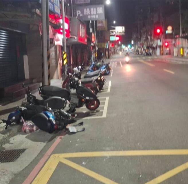 宾士车疑疲劳驾驶自撞路边整排机车。。（芦洲警分局提供）