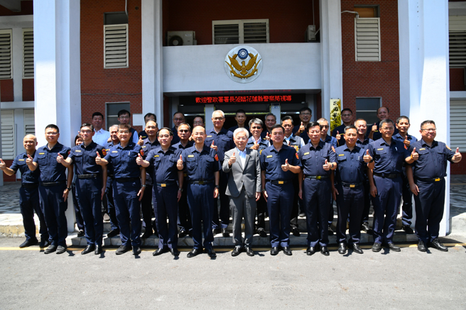 親赴花蓮慰勉員警救災辛勞，警政署長張榮興頒發獎勵金。（翻攝畫面）