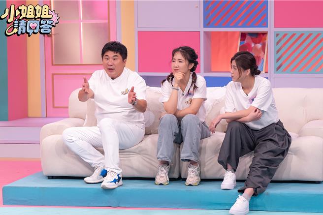 胡瓜（左起）跟子弟兵谢忻、叶欣眉上节目。（TVBS提供）