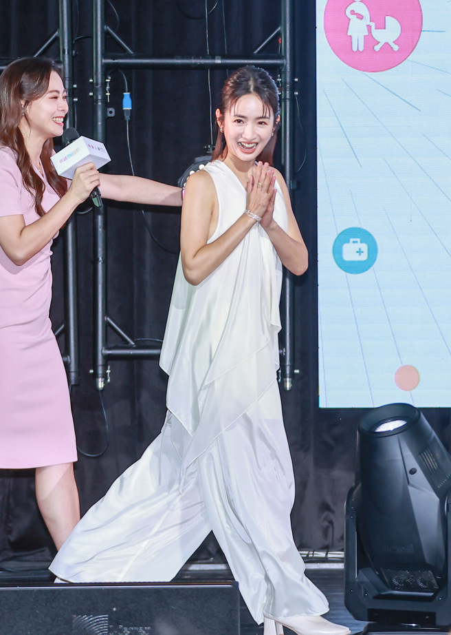 林依晨的心情不错，看似不受风波影响。（罗永铭摄）