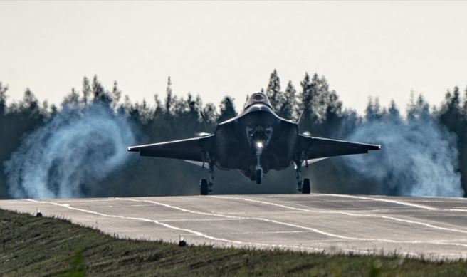 美國5代F-35隱形戰機4日首度成功降落在芬蘭公路上。（五角大廈國防視覺資訊發布服務單位/DVIDS）