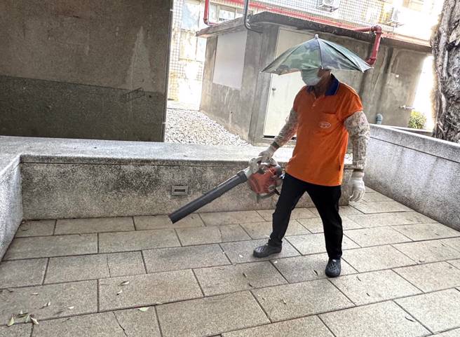 桃市環保局還「靜」於民 ，修訂吹葉機噪音管制規定。（翻攝畫面）