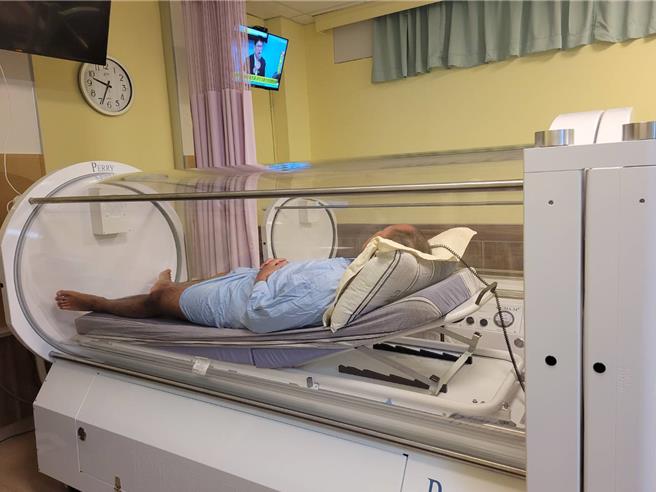 衛生福利部新營醫院宣布將全力支持南消第一救災救護大隊，免費提供「高壓氧治療單人艙」幫助身體不適的消防人員進行治療。（新營醫院提供／寶智華台南傳真）