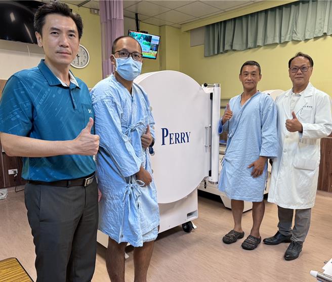 衛生福利部新營醫院免費提供「高壓氧治療單人艙」幫助消防隊員更快恢復身體機能。（新營醫院提供／寶智華台南傳真）