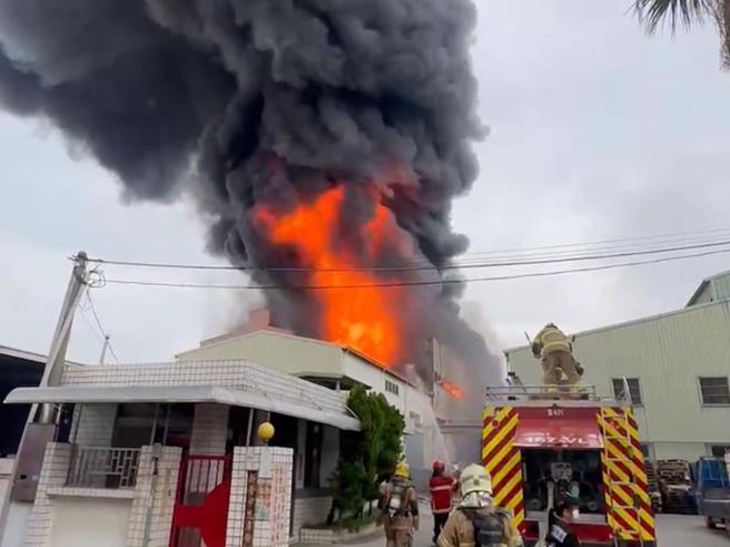 新營區臺聯實業工廠5日發生大火，濃煙衝天，危及消防隊員健康。（民眾提供／寶智華台南傳真）