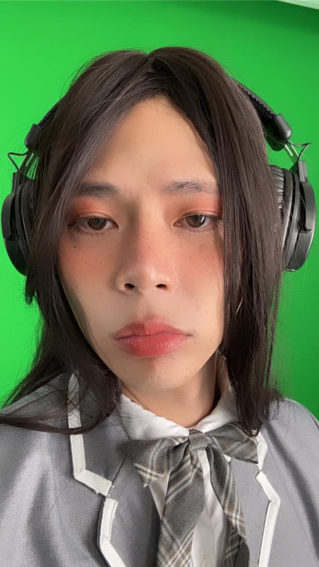 柯朋宇在MV里自我挑战扮女装。（光与澈音乐提供）