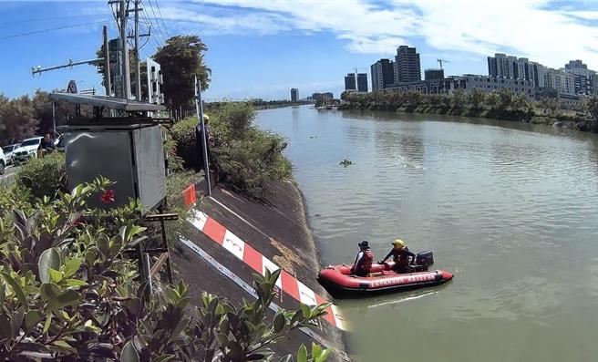 台南市关庙区许姓女子骑车到安南区轻生，警消人员出动汽艇搜救打捞。（读者提供／程炳璋台南传真）