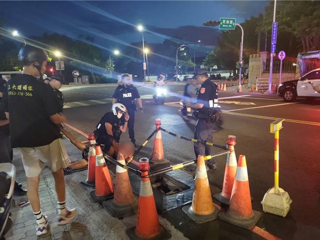 1名台灣籍30多歲的顏姓男子至金門打工，5日傍晚疑似因酒醉大鬧金城市區，警方趕到現場欲實施管束時顏男還亮出美工刀作勢攻擊，員警立即呼叫線上警網到場支援，合力將其壓制帶回。(圖／民眾提供)