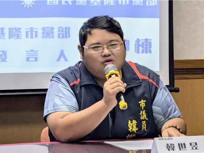 罢梁团体今日挂起首面看板，诉求过往基隆市长谢国梁政见跳票，对此国民党市议员韩世昱痛批荒谬，因为谢就任根本还没满4年，跳票根本造谣。（张志康摄）