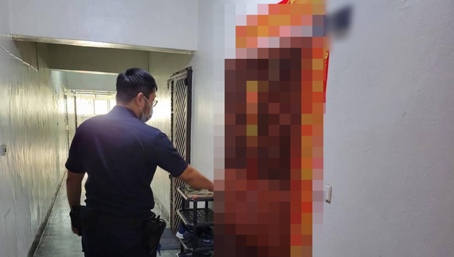 高雄三民区一处住宅传出恶臭，警消破门发现1名男子倒卧沙发明显死亡，初判无外力介入痕迹，警方已报请检方相验厘清死因。（民眾提供／任义宇高雄传真）
