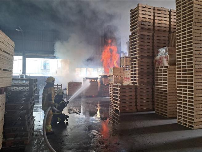 高雄市燕巢區一處鐵皮木材工廠今天下午1時03分傳出火警，消防局出動15車29人前往搶救，火勢於20分後撲滅，無人員受困受傷。（高雄市消防局提供／林雅惠傳真）