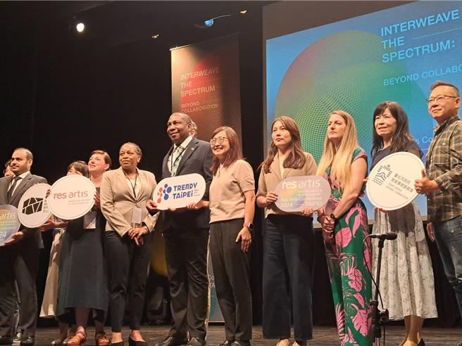 台北市副市長林奕華（右5）6日於客家文化主題公園客家音樂育集劇中心出席2024 Res Artis台北年會。（温予菱攝）