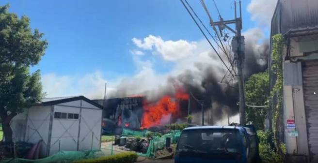 台北市士林區延平北路八段一棟工廠，今下午1時14分發生火警事故。（圖 / 劉詠韻翻攝）