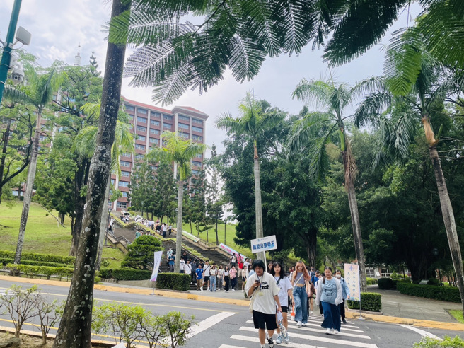 義守大學於3日開始，一連三天舉辦「新生定向營」，讓新生為未來大學校園生活暖身。(照片/義守大學提供) 