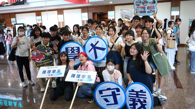 學校安排校園環境認識與學習等多元的活動，讓新生對於即將展開的大學新生活充滿期待。(照片/義守大學提供) 