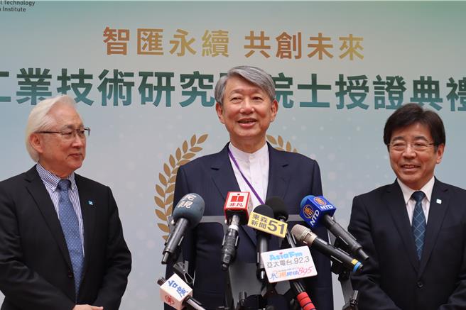 经济部长郭智辉（中）认为半导体展让世界看到台湾实力。（邱立雅摄）