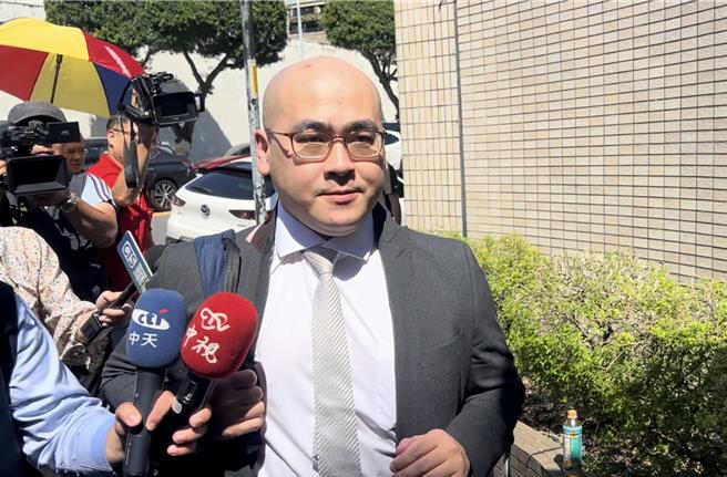 柯文哲委任律师萧奕弘抵达北所。（吕健豪摄）