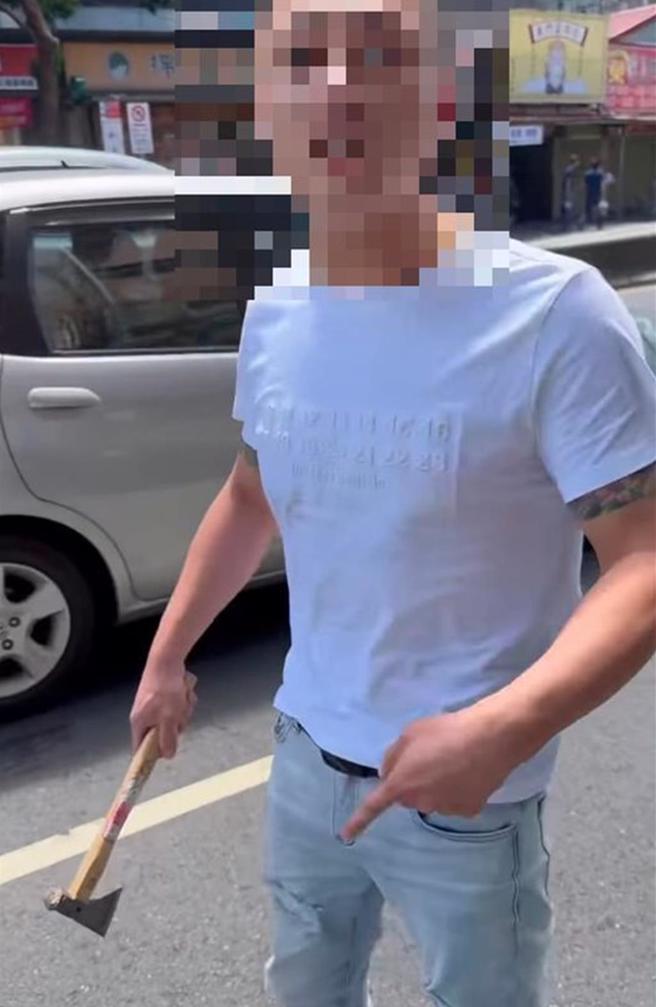 男子當街斧頭劈騎士安全帽。（警方提供）