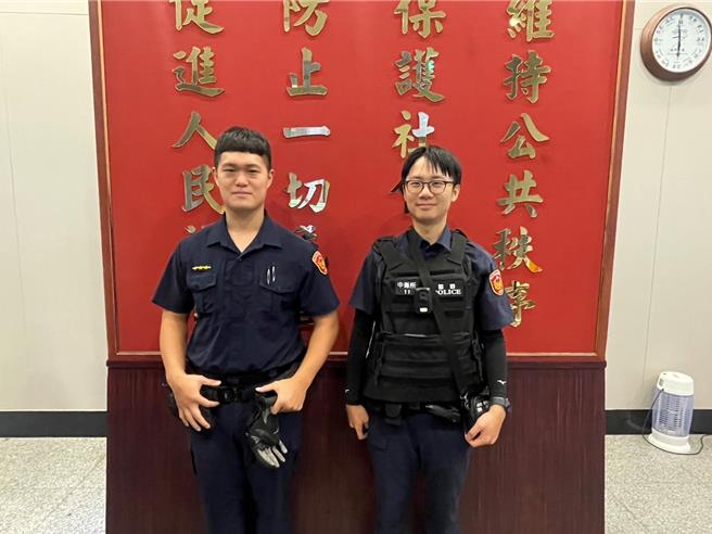 松山分局中崙派出所员警蔡育霖、赖韦寰成功拦阻民眾遭到诈骗。（翻摄照片／林郁平台北传真）