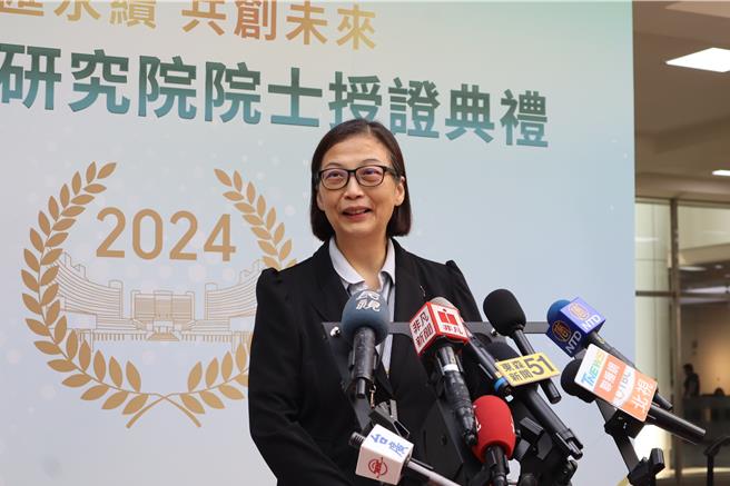 環球晶董事長徐秀蘭談20年來跨國併購，就像封裝異質整合，複雜度很高。（邱立雅攝）