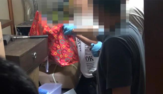 台中市以30歲邱姓男子為首的6人販毒集團，疑似透過「吳博毅美食專線24H」、「胖老爹美食外送24H」等專線暗示販毒，將毒品售予不特定人士，警方查緝6人到案，並搜出5552包、毛重26公斤毒品。（民眾提供／潘虹恩台中傳真）