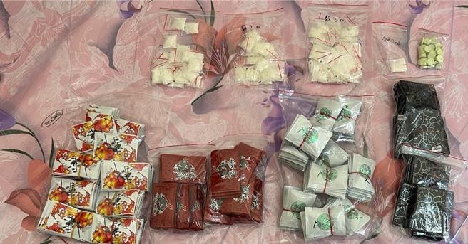 台中市以30歲邱姓男子為首的6人販毒集團，疑似透過「吳博毅美食專線24H」、「胖老爹美食外送24H」等專線暗示販毒，將毒品售予不特定人士，警方查緝6人到案，並搜出5552包、毛重26公斤毒品。（民眾提供／潘虹恩台中傳真）