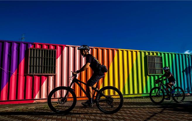 「童趣漫游组」金赏作品「夏日亲子游」。（南山人寿提供／洪凯音台北传真）