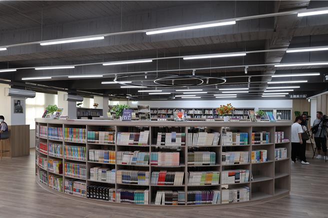 新完工的苗栗县头份市建国国中社区共读站「沐光书苑」，以特殊简约设计风格，荣获「国际奖项协会」（IAA）的「2024法国设计奖」金奖肯定。（谢明俊摄）