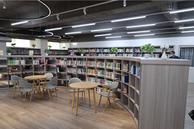 新完工的苗栗县头份市建国国中社区共读站「沐光书苑」，以特殊简约设计风格，荣获「国际奖项协会」（IAA）的「2024法国设计奖」金奖肯定。（谢明俊摄）