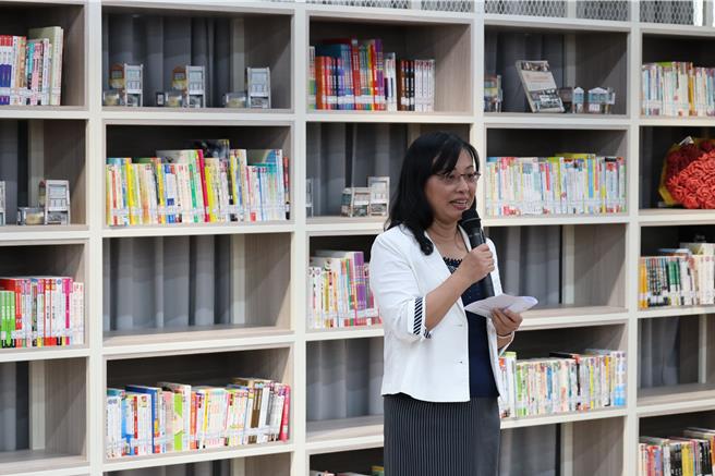 新完工的苗栗县头份市建国国中社区共读站「沐光书苑」，以特殊简约设计风格，荣获「国际奖项协会」（IAA）的「2024法国设计奖」金奖肯定，建国国中前任校长林秋婵全心打造沐光书苑。（谢明俊摄）
