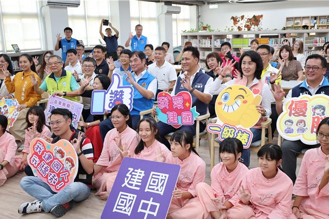 新完工的苗栗县头份市建国国中社区共读站「沐光书苑」，以特殊简约设计风格，荣获「国际奖项协会」（IAA）的「2024法国设计奖」金奖肯定，6日举行启用。（谢明俊摄）