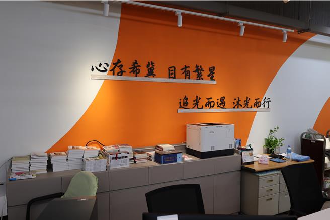 新完工的苗栗县头份市建国国中社区共读站「沐光书苑」，以特殊简约设计风格，荣获「国际奖项协会」（IAA）的「2024法国设计奖」金奖肯定。（谢明俊摄）