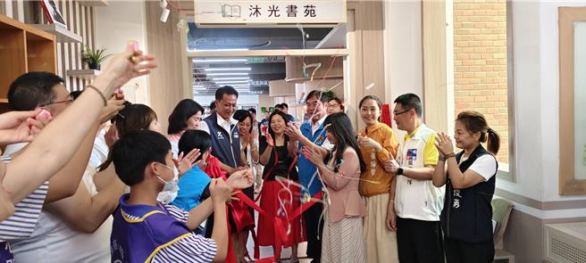 新完工的苗栗县头份市建国国中社区共读站「沐光书苑」，以特殊简约设计风格，荣获「国际奖项协会」（IAA）的「2024法国设计奖」金奖肯定，6日举行启用。（谢明俊摄）