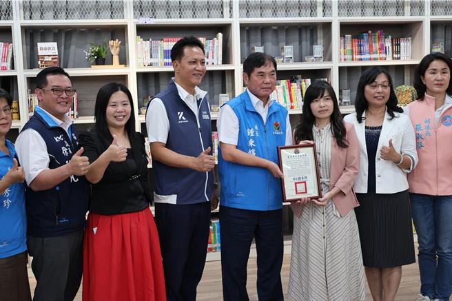新完工的苗栗县头份市建国国中社区共读站「沐光书苑」，以特殊简约设计风格，荣获「国际奖项协会」（IAA）的「2024法国设计奖」金奖肯定，6日举行启用，苗栗县长锺东锦颁奖感谢建筑师。（谢明俊摄）