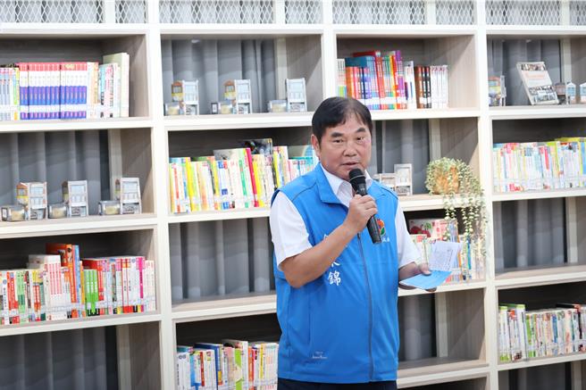 苗栗县长锺东锦6日在建国国中沐光书苑启用仪式上说明他坚持3级分加七积点制，就是希望维持苗栗学子就学的权益。（谢明俊摄）