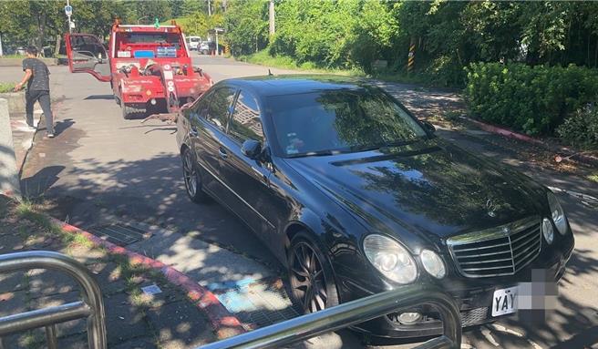 警方查出宾士车悬挂偽造车牌。（翻摄照片／林郁平台北传真）