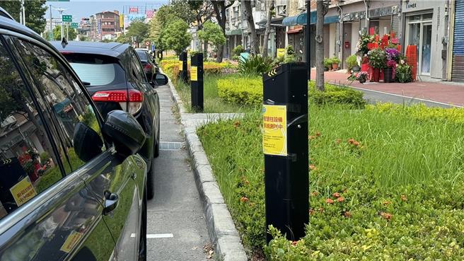 头份市公所在中央路、中兴路等两条重要干道，陆续建置停车智慧柱。（谢明俊摄）